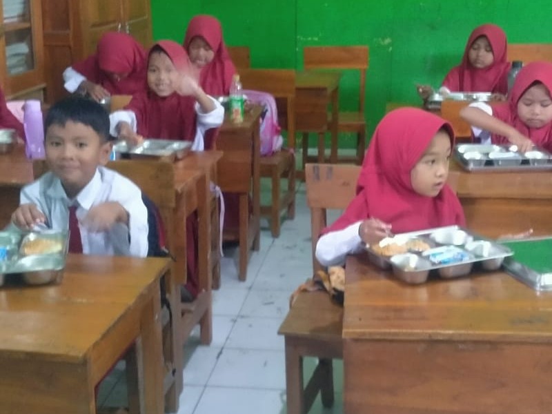 Kegiatan Penerimaan Makan Bergizi Gratis ( MBG )